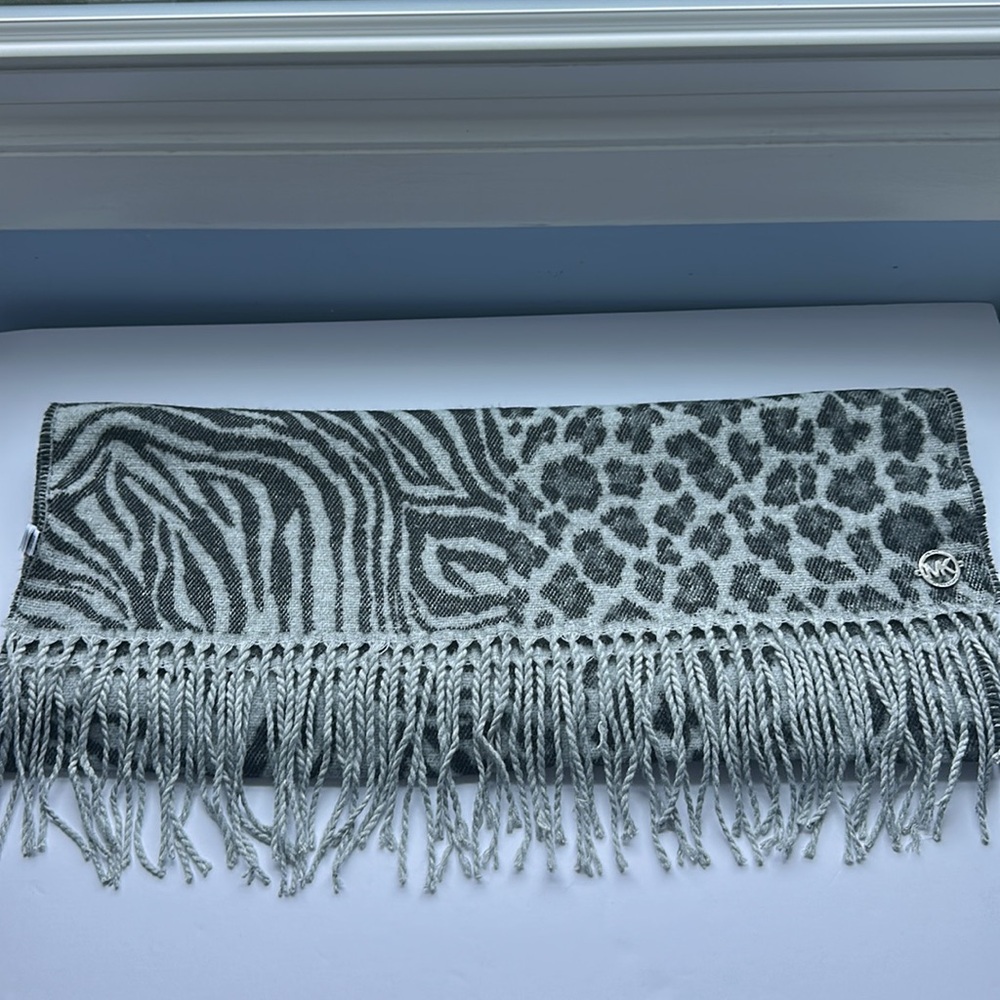 MICHAEL Michael Kors Women's Split-Animal-Print Scarf New - Picture 3 of 7